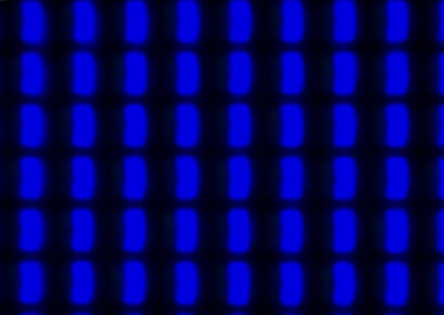In 6 Zeilen mit je 9 LCD-Bildpunkten leuchten nur die Blau-LC.