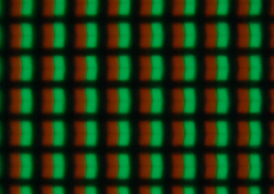In 6 Zeilen mit je 9 LCD-Bildpunkten leuchten nur die Rot- und Grün-LC.