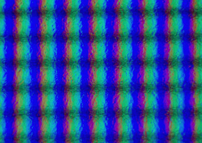 Die LC eines LCD sind wie hinter einer Wasserwand nur schemenhaft zu sehen. Die schaft sichtbare "Ebene" ist durch zahlreiche Unebenheiten gekennzeichnet, um die herum die Farben verschwommen und unterbrochen sichtbar sind.
