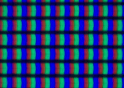Jeweils 9 RGB-Bildpunkte in 6 Zeilen eines LCD-Monitors sind zu sehen. Jeder LCD-Bildpunkt besteht aus je einer rechteckigen LC für Rot, Grün und Blau. Das Care der 3 LC ist ein Quadrat mit 265µm Seitenlänge.