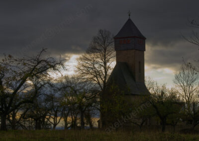 Im letzten Tageslicht ragt der Turm St. Ottilienkapelle auf dem der Ottilienberg (bei Eppingen) in den stürmischem Wolkenhimmel.