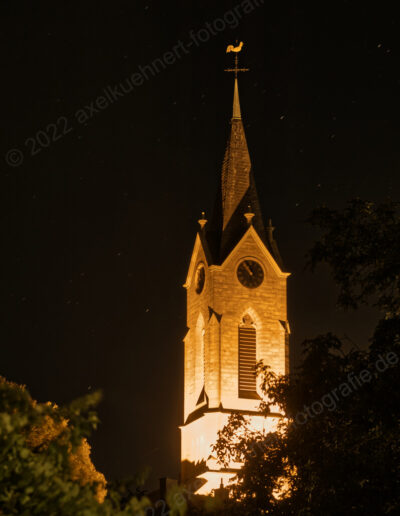 Kirchturm bei Nacht (Mühlbach)