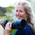 Zu sehen ist das Profilbild von Ulrike Lohmann mit Kamera.